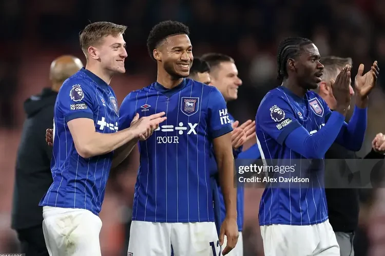 Ipswich chưa từ bỏ nỗ lực giành vé trụ hạng với Wolves