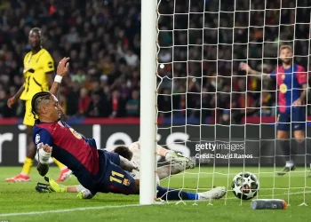 Raphinha xin lỗi đàn em khi ‘cướp trắng’ bàn thắng