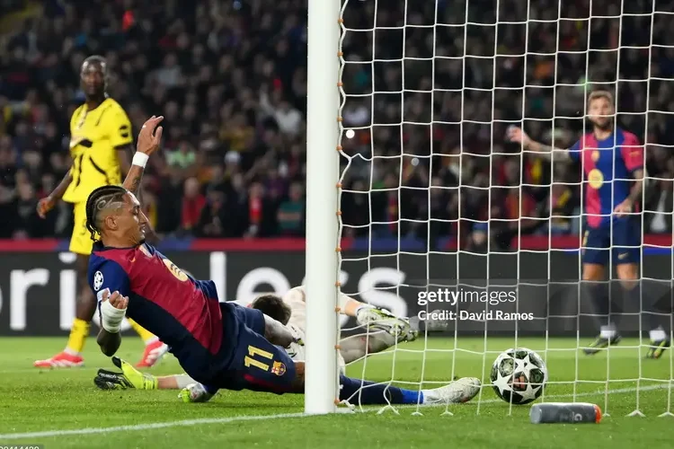 Raphinha xin lỗi đàn em khi ‘cướp trắng’ bàn thắng