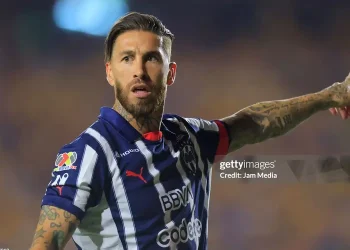 Sergio Ramos bối rối khi bị thủ môn đối phương quay mông trên chấm 11 mét