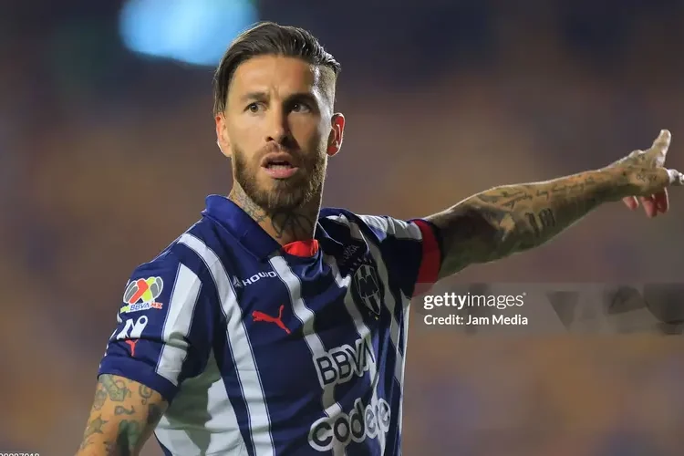 Sergio Ramos bối rối khi bị thủ môn đối phương quay mông trên chấm 11 mét