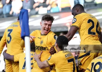 Thắng ngược Ipswich, Wolves gần như trụ hạng thành công