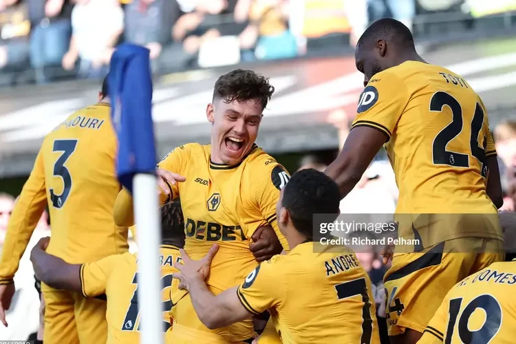 Thắng ngược Ipswich, Wolves gần như trụ hạng thành công