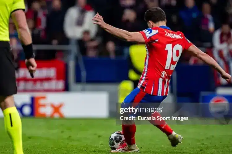 Alvarez mất bàn, trọng tài VAR mất việc?