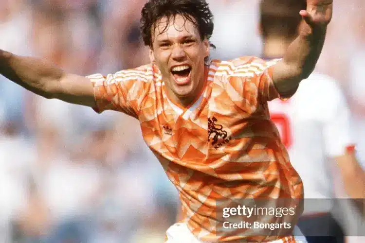 Học cách chơi bóng đẳng cấp như Marco van Basten