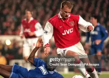 Khoảnh khắc Dennis Bergkamp thay đổi Arsenal mãi mãi