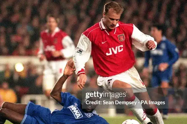Khoảnh khắc Dennis Bergkamp thay đổi Arsenal mãi mãi