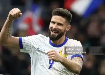 Giroud, trung phong kỳ lạ của bóng đá Pháp