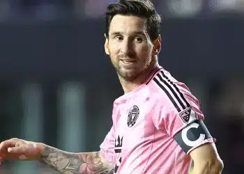 Messi vĩ đại ở mọi nơi, trừ Paris