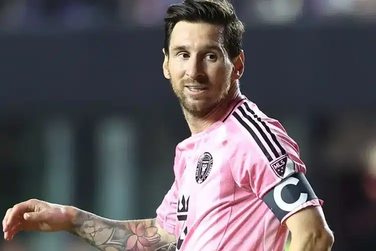 Messi vĩ đại ở mọi nơi, trừ Paris