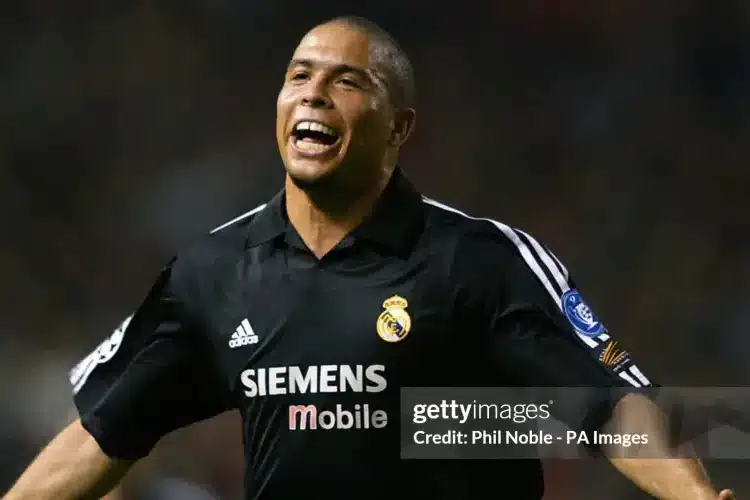 Đêm Ronaldo khiến Old Trafford lặng thinh với cú hat-trick đẳng cấp