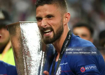 Oliver Giroud – Tiền đạo lãng mạn chân gỗ, đầu vàng