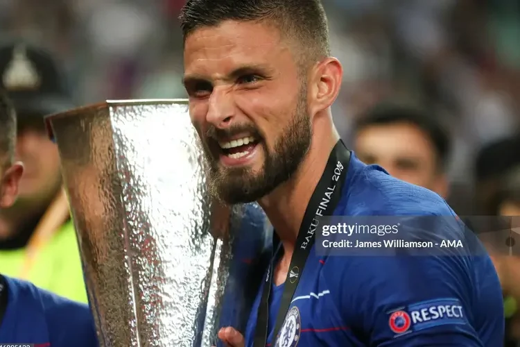 Oliver Giroud – Tiền đạo lãng mạn chân gỗ, đầu vàng