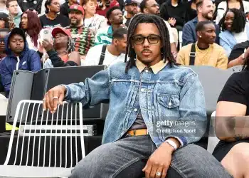 Jules Kounde và cú bẻ lái táo bạo từ sân cỏ đến sàn catwalk