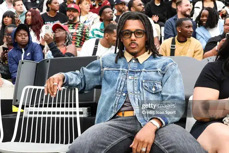 Jules Kounde và cú bẻ lái táo bạo từ sân cỏ đến sàn catwalk