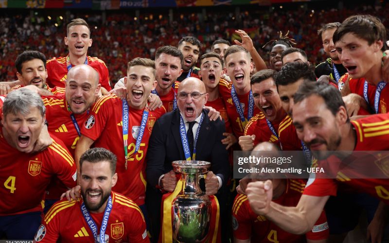 De la Fuente xây dựng lối chơi giàu bản sắc cho Tây Ban Nha