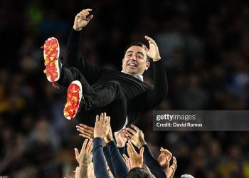 Xavi giúp Barcelona vô địch La Liga.
