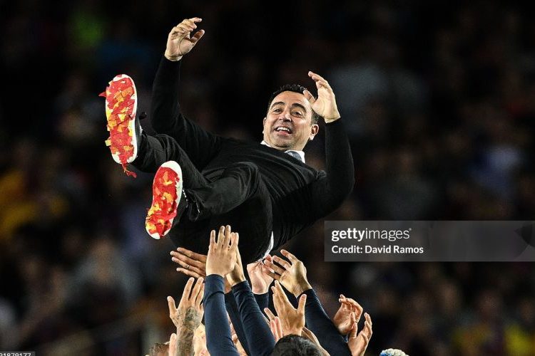 Xavi giúp Barcelona vô địch La Liga.