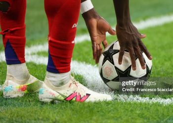 Chiến thuật đá bóng ra biên: Bước lùi cho bóng đá?