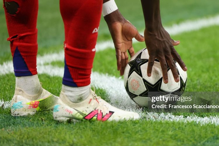 Chiến thuật đá bóng ra biên: Bước lùi cho bóng đá?