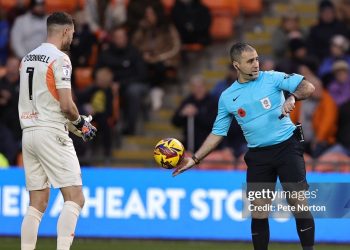 'Thả bóng' là gì trong bóng đá?