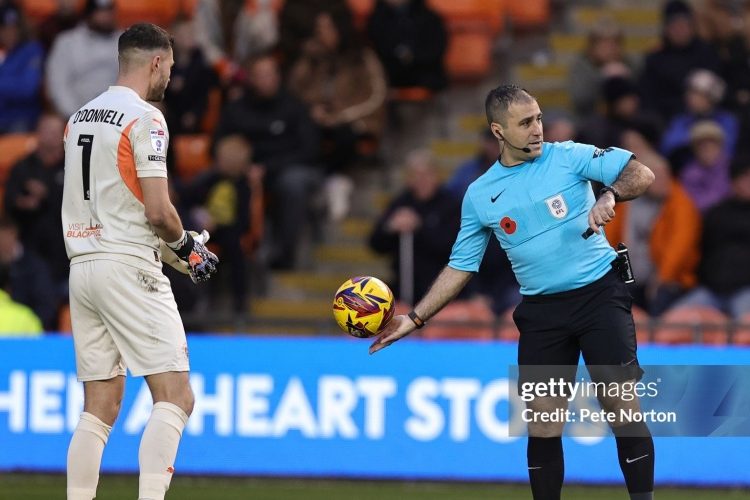 'Thả bóng' là gì trong bóng đá?