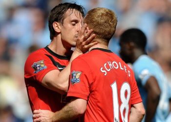 Gary Neville hôn Paul Scholes: Tình huống hài hước hay khoảnh khắc nam tính đích thực?