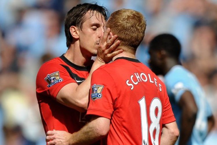 Gary Neville hôn Paul Scholes: Tình huống hài hước hay khoảnh khắc nam tính đích thực?