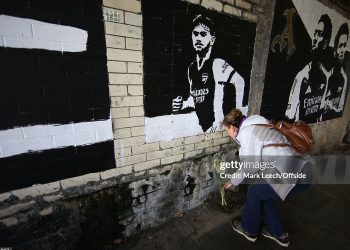 Rào chắn bê tông gây nguy hiểm cho cầu thủ