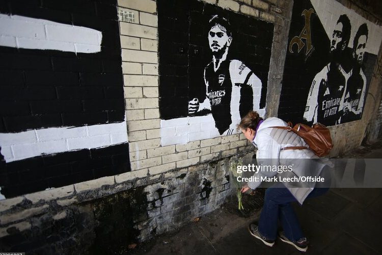 Rào chắn bê tông gây nguy hiểm cho cầu thủ