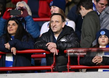 Chủ của Brighton lại khiến cả châu Âu ngưỡng mộ