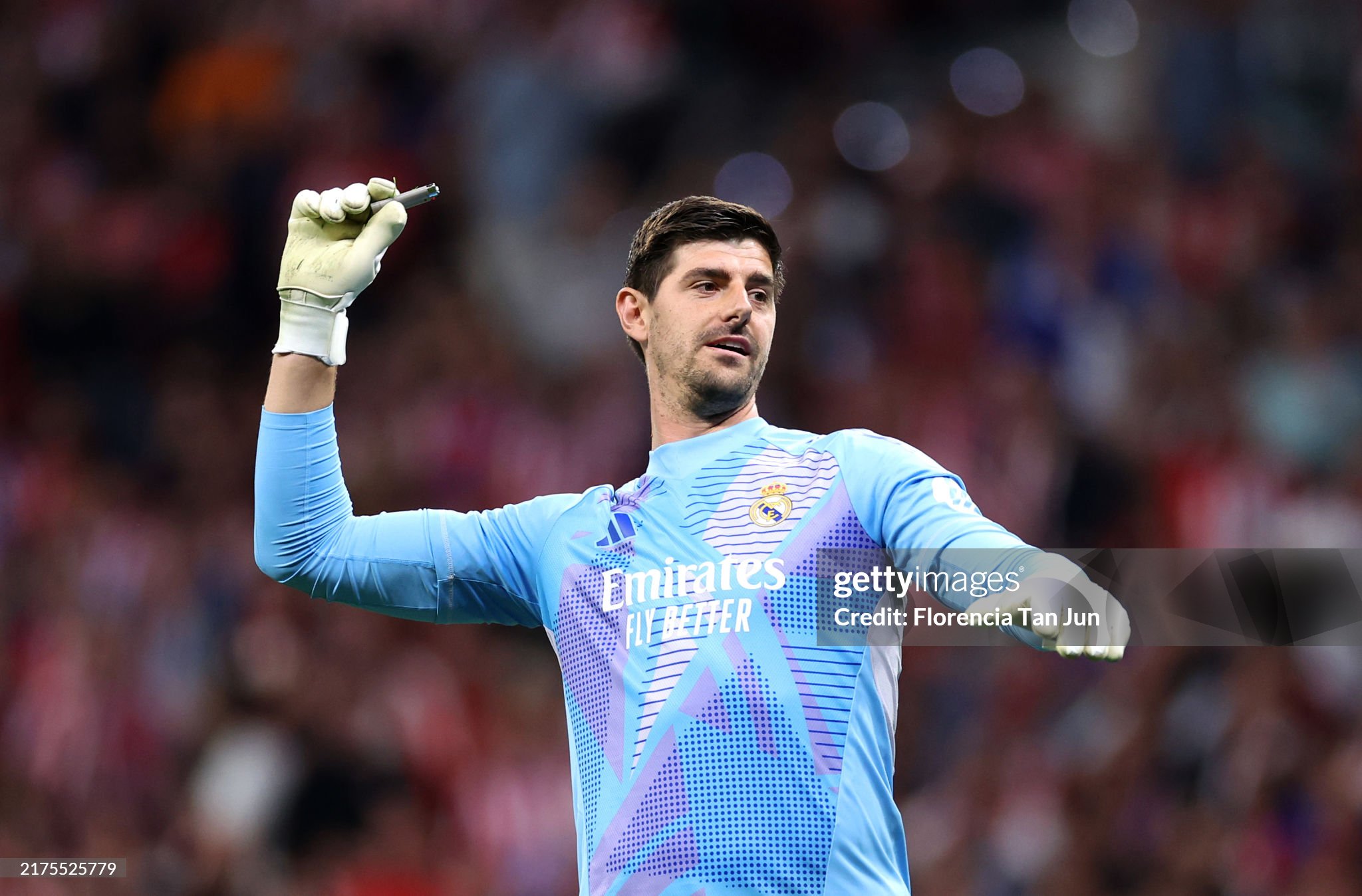 Courtois nổi bật với lối bắt bóng toàn diện