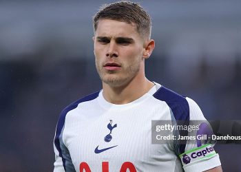 Tottenham hét giá trăm triệu euro để bảo vệ trụ cột hàng thủ