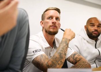 Khi cầu thủ chuyển sang làm trọng tài