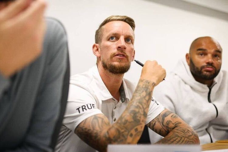 Khi cầu thủ chuyển sang làm trọng tài