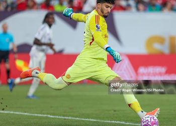 Vì sao các thủ môn ngày càng chuộng phát bóng mạnh?