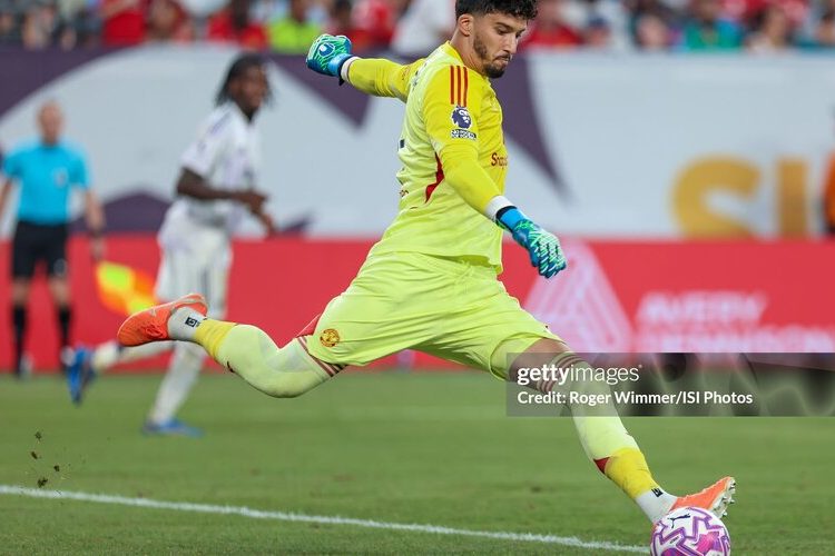 Vì sao các thủ môn ngày càng chuộng phát bóng mạnh?