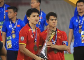 Khuất Văn Khang đeo băng thủ quân U22 Việt Nam tại SEA Games 33