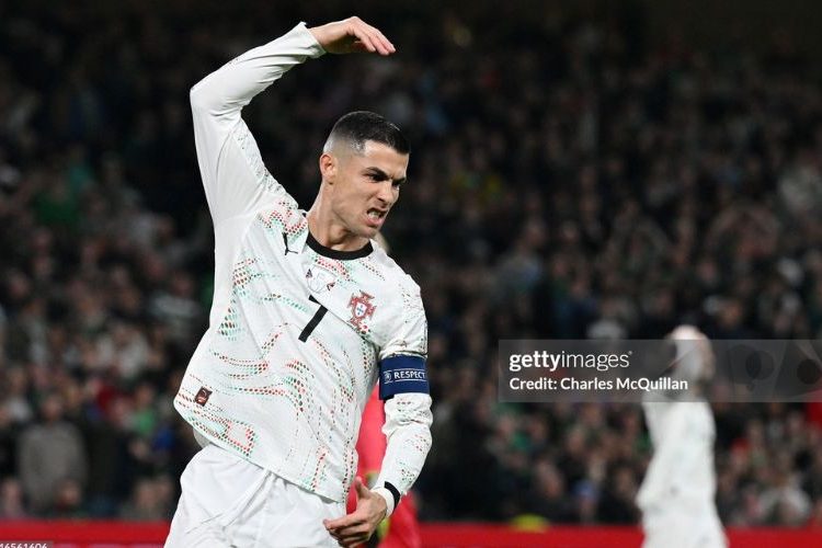 Bùng nổ tranh cãi sau tấm thẻ đỏ của Ronaldo trước Ireland