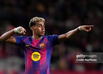 Barcelona sa lầy trong canh bạc tài chính thế kỷ