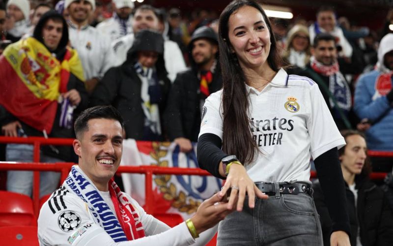 Fan Real Madrid cầu hôn đầy xúc động tại Anfield