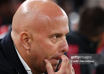 Liverpool cần 'cú đập bàn' của Slot trước khi quá muộn