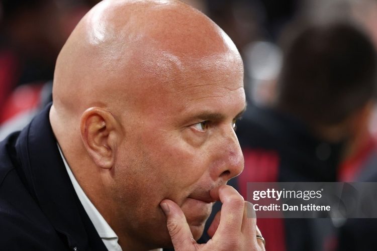 Liverpool cần 'cú đập bàn' của Slot trước khi quá muộn