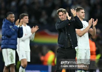 Nghĩa vụ vỗ tay trong bóng đá