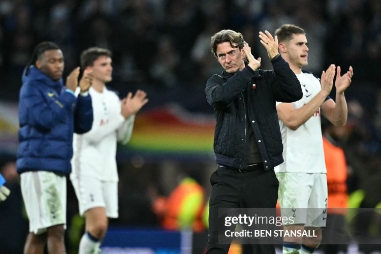 Nghĩa vụ vỗ tay trong bóng đá