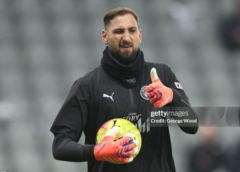 Donnarumma phơi bày hai bộ mặt tại St James’ Park