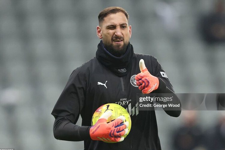 Donnarumma phơi bày hai bộ mặt tại St James’ Park