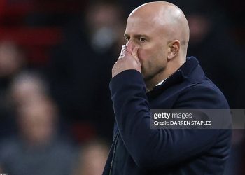 Liverpool hỗn loạn và Anfield mất kiên nhẫn