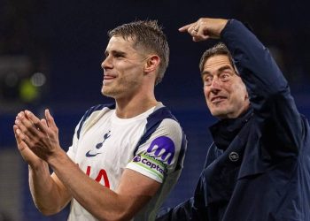 Nếu cầu thủ không vỗ tay tri ân CĐV thì sao?