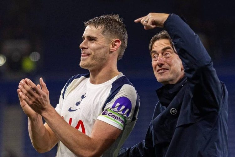 Nếu cầu thủ không vỗ tay tri ân CĐV thì sao?